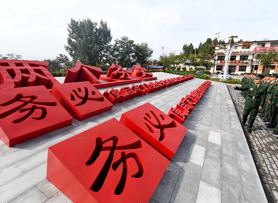 全面從嚴(yán)治黨，以更高能力和水平引領(lǐng)新時(shí)代