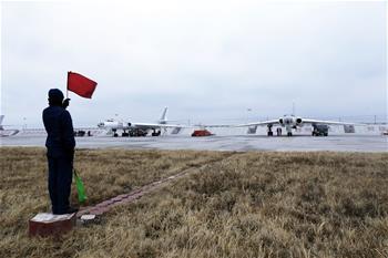 空軍轟炸機(jī)學(xué)員首次長途跨區(qū)機(jī)動(dòng)轉(zhuǎn)場(chǎng)訓(xùn)練
