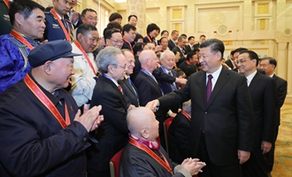 慶祝大會(huì)結(jié)束后，習(xí)近平等會(huì)見(jiàn)受表彰人員及親屬代表