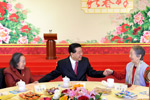 全國(guó)政協(xié)邀請(qǐng)已故黨外全國(guó)政協(xié)委員、知名人士夫人聯(lián)誼迎春 賈慶林出席