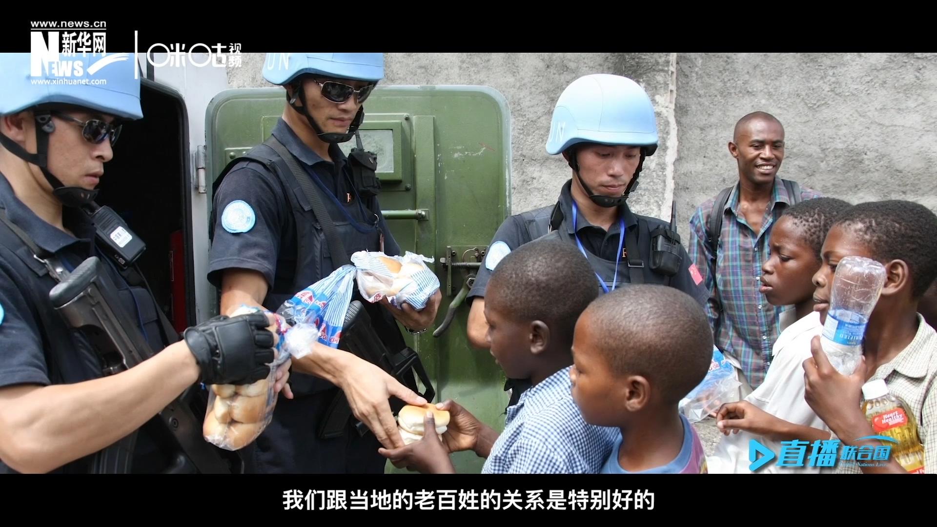 這群胸前印著五星紅旗的警察，在當?shù)孛癖娦睦镉兄恋榈榈姆萘?，也傳遞出許多的善意與感動。