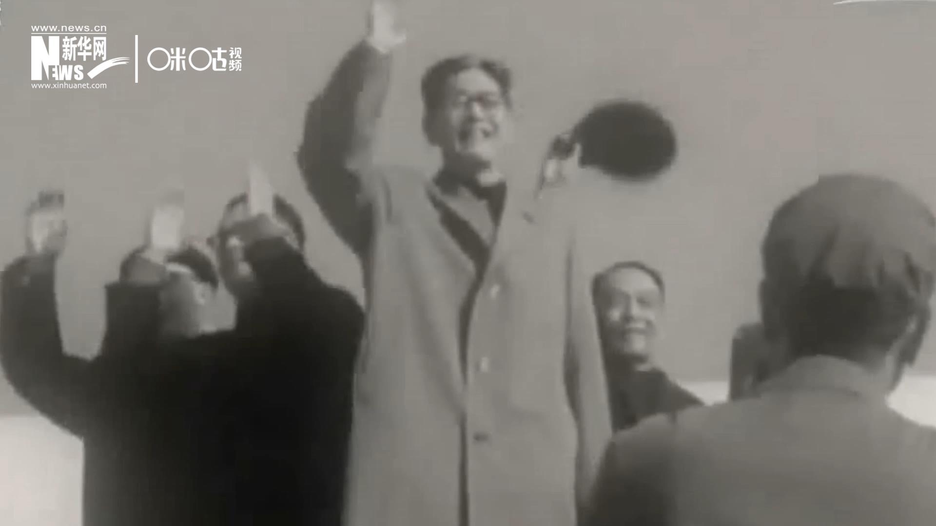 1971年11月9日，全新成立的中國(guó)聯(lián)合國(guó)代表團(tuán)在群眾的歡呼與掌聲中登上專機(jī)，正式開(kāi)啟了中國(guó)的聯(lián)合國(guó)之旅。