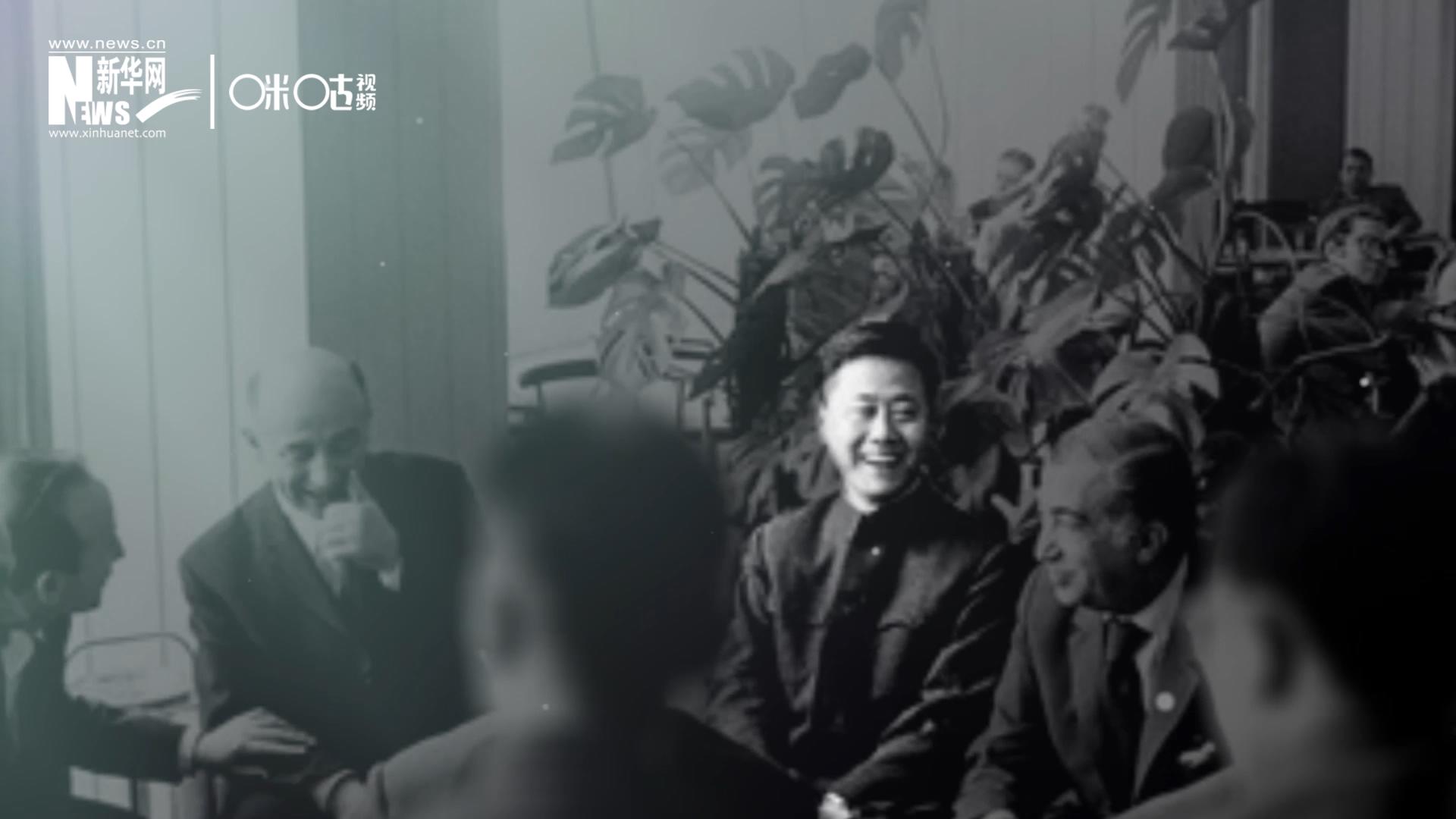 照片里的這個(gè)人是高梁，原新華社國(guó)際部記者。原本作為代表團(tuán)隨行記者的他接到通知，由他帶領(lǐng)一支先遣小組先行去紐約。