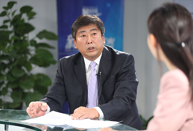 具體落在實(shí)處就是把方向，管大局，保落實(shí)