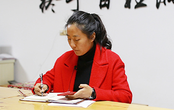 回鄉(xiāng)，立志改變家鄉(xiāng)落后面貌