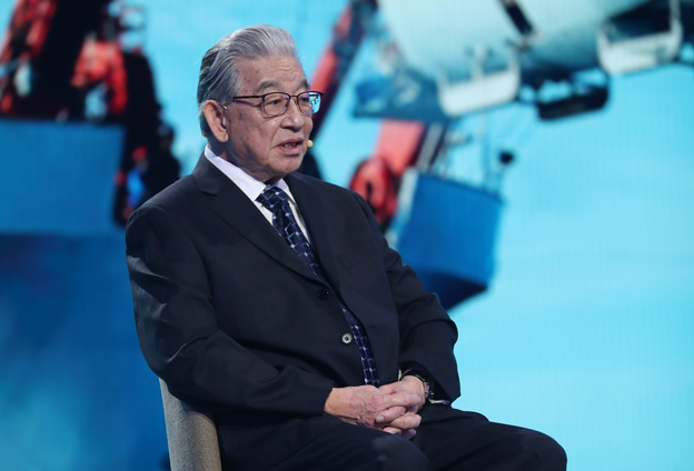 中華民族實(shí)現(xiàn)了可上九天攬?jiān)?，可下五洋捉鱉的宏偉夙愿