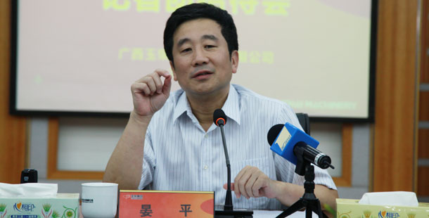 玉柴集團公司董事局主席晏平——大家可能不一定認識我，但是大家一定坐過裝配玉柴發(fā)動機的客車、公交車，因為玉柴發(fā)動機裝配在全國超過60%的客車、公交車上。玉柴發(fā)動機能夠陪伴大家上班、回家、逛街，我很自豪。我們將繼續(xù)制造更多更好的綠色產(chǎn)品，造福社會和百姓。