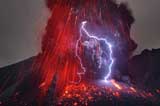 大自然“憤怒”之力！攝影師拍到火山閃電奇觀