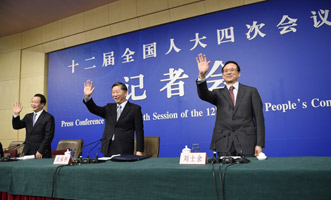 尚福林、劉士余和項俊波向記者揮手致意