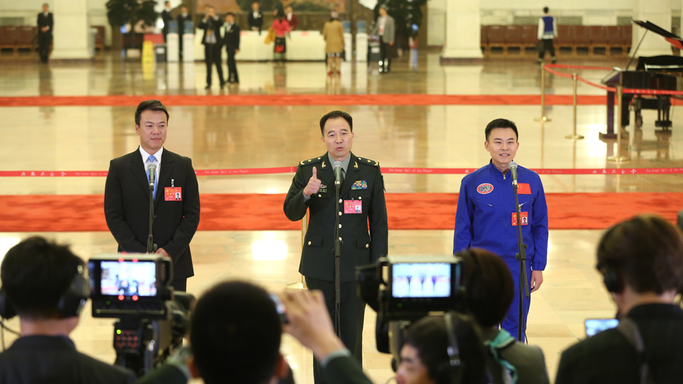 趙宏博、景海鵬、唐嘉陵代表接受采訪
