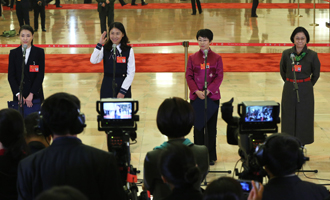 吳敏霞、杜玉濤、蒙曼、盧麗安代表接受采訪