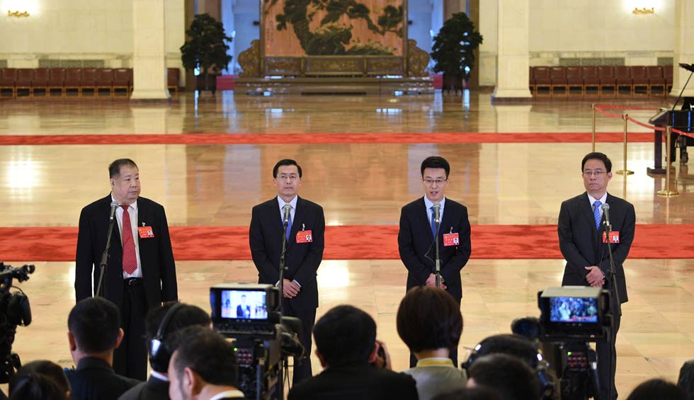 凌解放、王立平、徐川、黃一兵接受采訪