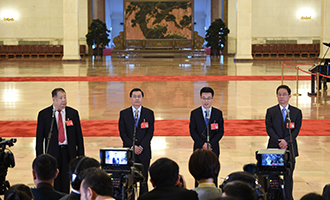 凌解放、王立平、徐川、黃一兵代表接受采訪