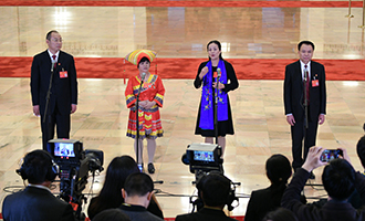 蔡松濤、杜麗群、楊小玲、賈立群代表接受采訪