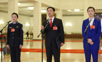 李貝、裴春亮、丁寧代表接受采訪