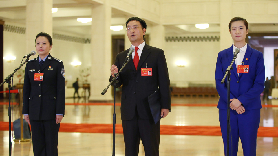 李貝、裴春亮、丁寧代表接受采訪
