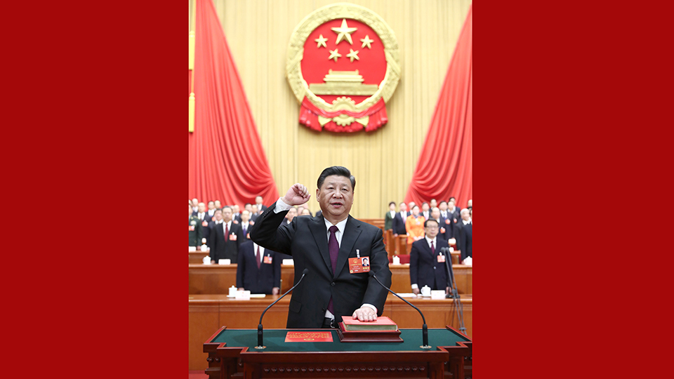 新當(dāng)選的國(guó)家主席、中央軍委主席習(xí)近平進(jìn)行憲法宣誓