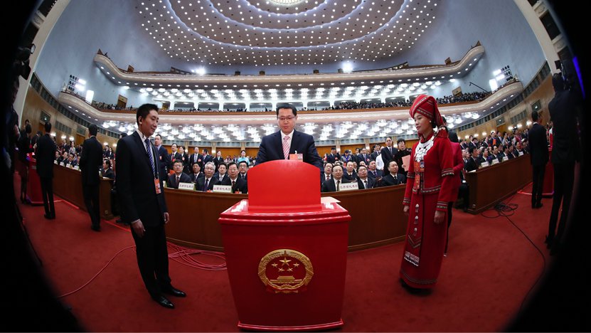 3月17日，人代會全體會議上代表在投票
