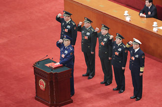 中央軍委副主席、委員進(jìn)行憲法宣誓
