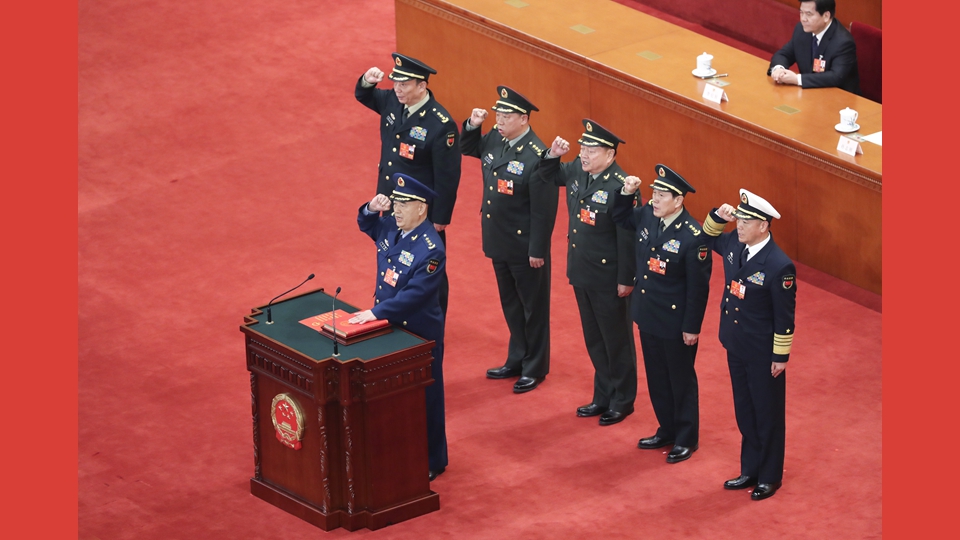 中央軍委副主席、委員進行憲法宣誓