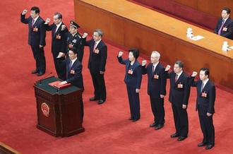 國務(wù)院副總理、國務(wù)委員、秘書長進(jìn)行憲法宣誓