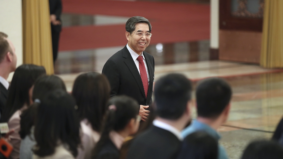 馬建堂步入“部長通道”，準(zhǔn)備接受采訪