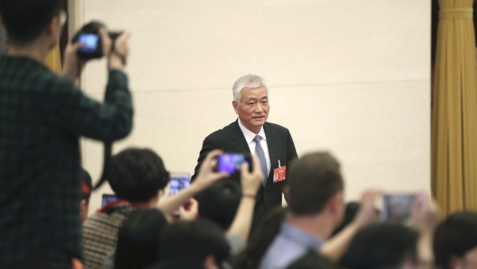 王志剛步入“部長通道”，準(zhǔn)備接受采訪