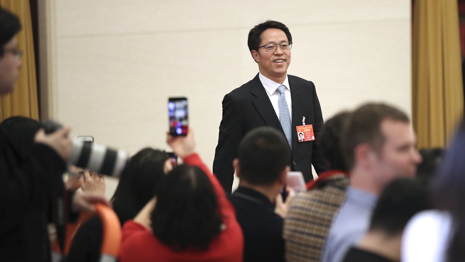 張曉明步入“部長通道”，準(zhǔn)備接受采訪
