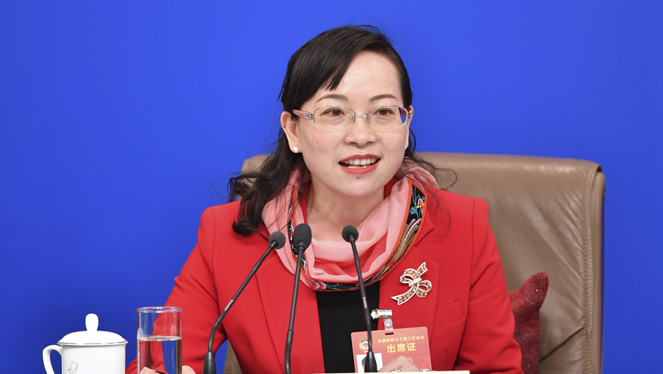 全國(guó)政協(xié)委員、湖南省湘西土家族苗族自治州政協(xié)副主席 石紅