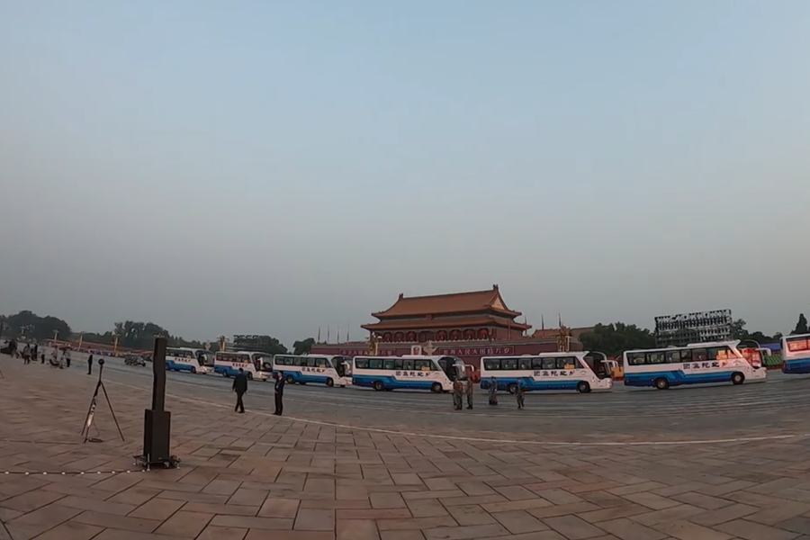 10月1日清晨的天安門城樓和長(zhǎng)安街，燈火通明，正在準(zhǔn)備慶祝大會(huì)的工作人員雖然緊張忙碌，但仍顯得井然有序
