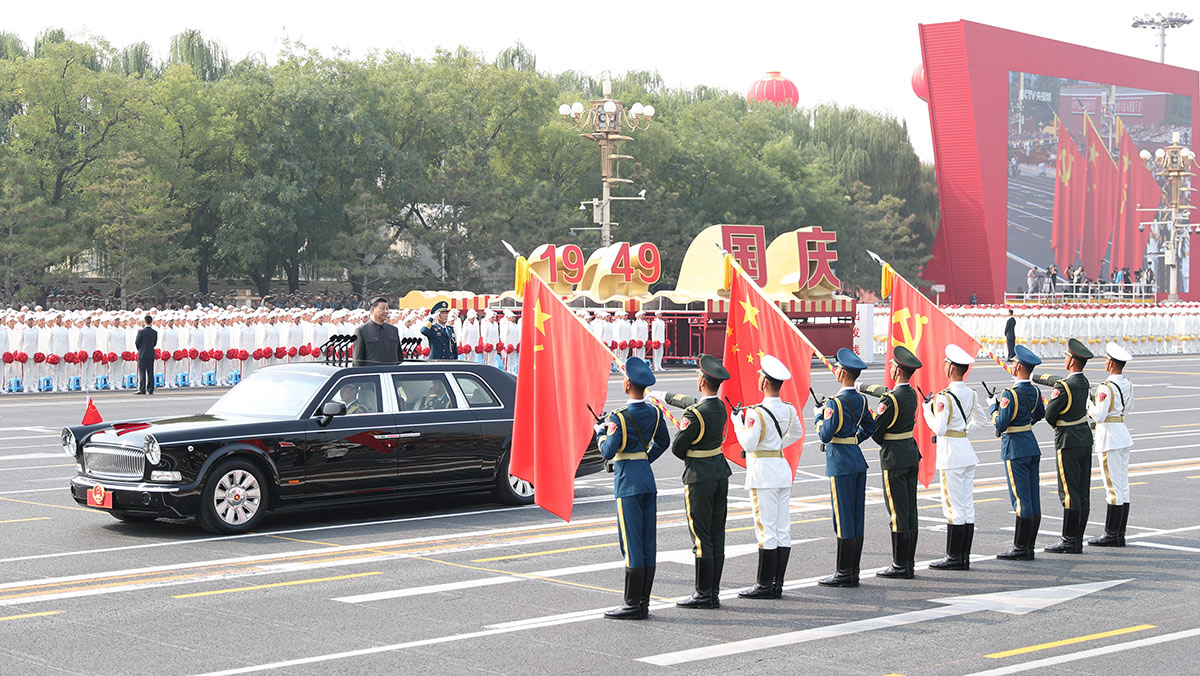 習(xí)近平驅(qū)車行進(jìn)至黨旗、國(guó)旗、軍旗前，向旗幟行注目禮