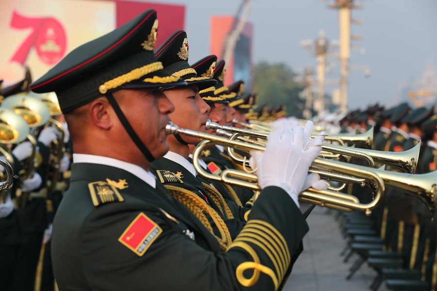 解放軍聯(lián)合軍樂團(tuán)在廣場(chǎng)就位后進(jìn)行準(zhǔn)備工作和試奏。據(jù)了解，解放軍聯(lián)合軍樂團(tuán)此次演奏是從開國(guó)大典至今歷次閱兵以來演奏曲目最多的一次，不少曲目是為此次閱兵量身打造的全新作品，此次也是歷次女演奏員最多的一次。