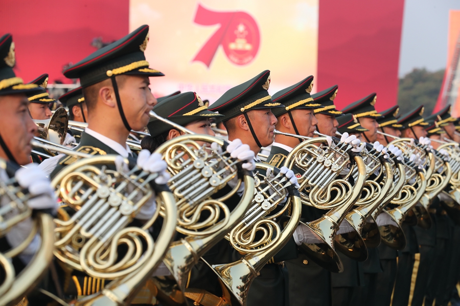 解放軍聯(lián)合軍樂團(tuán)在廣場(chǎng)就位后進(jìn)行準(zhǔn)備工作和試奏。據(jù)了解，解放軍聯(lián)合軍樂團(tuán)此次演奏是從開國(guó)大典至今歷次閱兵以來演奏曲目最多的一次，不少曲目是為此次閱兵量身打造的全新作品，此次也是歷次女演奏員最多的一次。