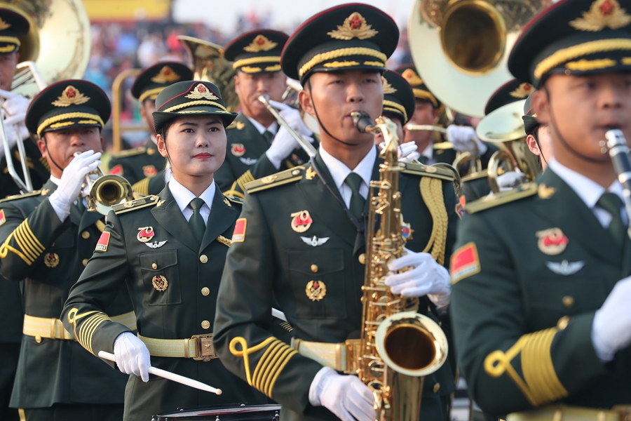 解放軍聯(lián)合軍樂團(tuán)在廣場(chǎng)就位后進(jìn)行準(zhǔn)備工作和試奏。據(jù)了解，解放軍聯(lián)合軍樂團(tuán)此次演奏是從開國(guó)大典至今歷次閱兵以來演奏曲目最多的一次，不少曲目是為此次閱兵量身打造的全新作品，此次也是歷次女演奏員最多的一次。