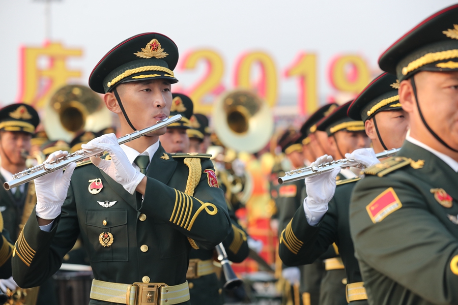 解放軍聯(lián)合軍樂團(tuán)在廣場(chǎng)就位后進(jìn)行準(zhǔn)備工作和試奏。據(jù)了解，解放軍聯(lián)合軍樂團(tuán)此次演奏是從開國(guó)大典至今歷次閱兵以來演奏曲目最多的一次，不少曲目是為此次閱兵量身打造的全新作品，此次也是歷次女演奏員最多的一次。