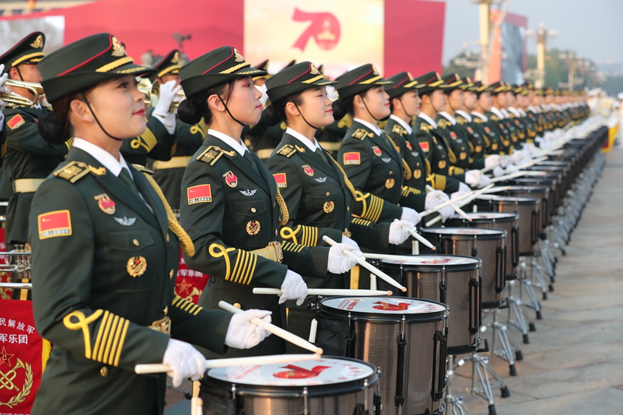 解放軍聯(lián)合軍樂團(tuán)在廣場(chǎng)就位后進(jìn)行準(zhǔn)備工作和試奏。據(jù)了解，解放軍聯(lián)合軍樂團(tuán)此次演奏是從開國(guó)大典至今歷次閱兵以來演奏曲目最多的一次，不少曲目是為此次閱兵量身打造的全新作品，此次也是歷次女演奏員最多的一次。