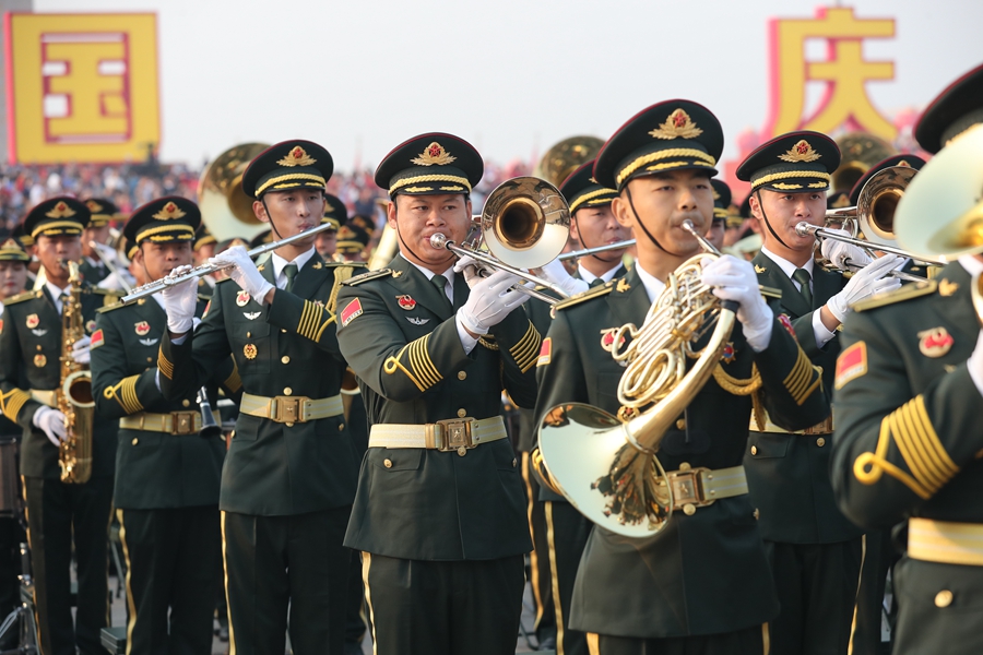 解放軍聯(lián)合軍樂團(tuán)在廣場(chǎng)就位后進(jìn)行準(zhǔn)備工作和試奏。據(jù)了解，解放軍聯(lián)合軍樂團(tuán)此次演奏是從開國(guó)大典至今歷次閱兵以來演奏曲目最多的一次，不少曲目是為此次閱兵量身打造的全新作品，此次也是歷次女演奏員最多的一次。