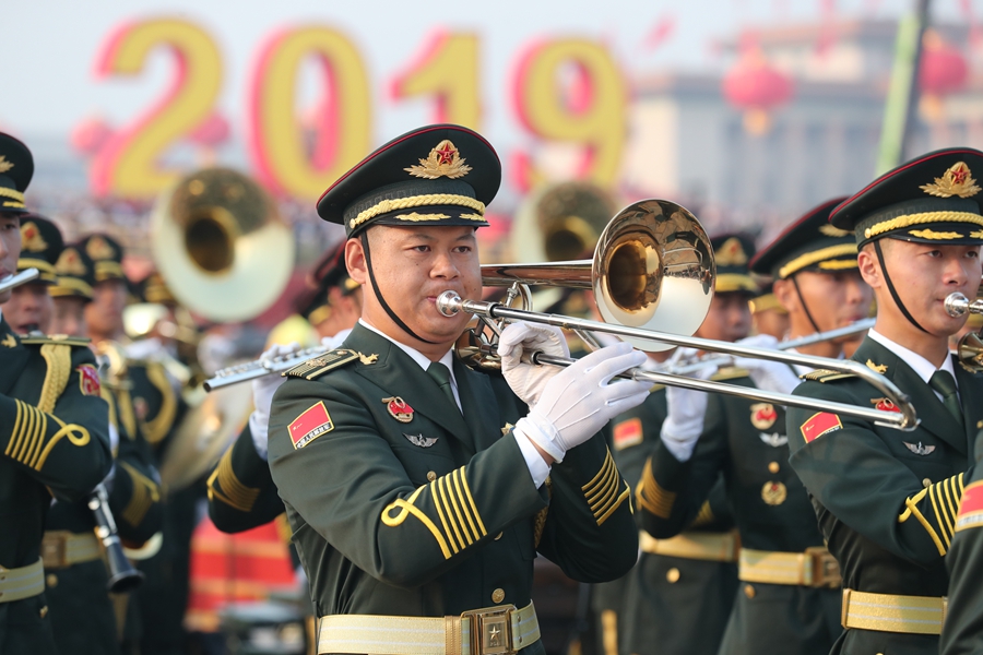 解放軍聯(lián)合軍樂團(tuán)在廣場(chǎng)就位后進(jìn)行準(zhǔn)備工作和試奏。據(jù)了解，解放軍聯(lián)合軍樂團(tuán)此次演奏是從開國(guó)大典至今歷次閱兵以來演奏曲目最多的一次，不少曲目是為此次閱兵量身打造的全新作品，此次也是歷次女演奏員最多的一次。