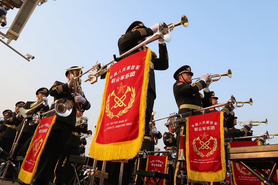解放軍聯(lián)合軍樂團(tuán)在廣場(chǎng)就位后進(jìn)行準(zhǔn)備工作和試奏。據(jù)了解，解放軍聯(lián)合軍樂團(tuán)此次演奏是從開國(guó)大典至今歷次閱兵以來演奏曲目最多的一次，不少曲目是為此次閱兵量身打造的全新作品，此次也是歷次女演奏員最多的一次。