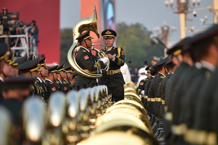 解放軍聯(lián)合軍樂團(tuán)在廣場(chǎng)就位后進(jìn)行準(zhǔn)備工作和試奏。據(jù)了解，解放軍聯(lián)合軍樂團(tuán)此次演奏是從開國(guó)大典至今歷次閱兵以來演奏曲目最多的一次，不少曲目是為此次閱兵量身打造的全新作品，此次也是歷次女演奏員最多的一次。