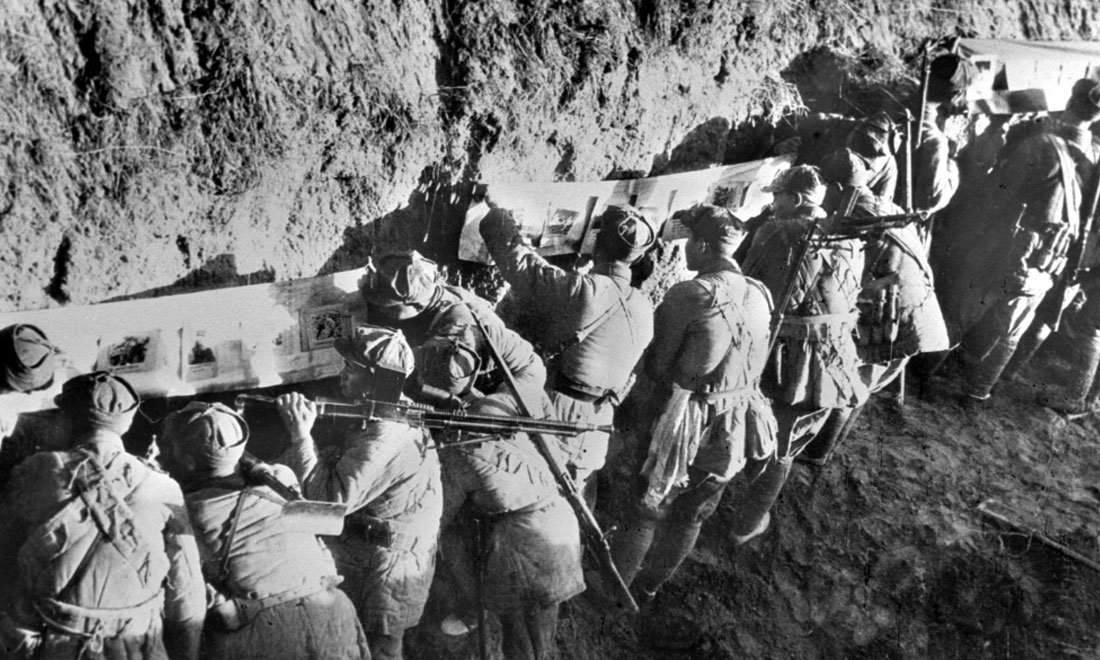 1948年冬，淮海戰(zhàn)役期間，雙堆集前沿陣地舉辦的戰(zhàn)地影展，深受解放軍戰(zhàn)士歡迎。新華社稿  袁克忠攝