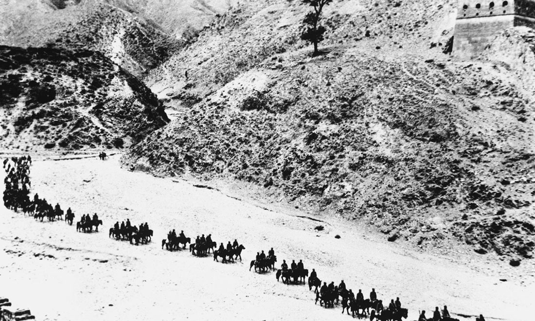 1937年11月太原失守后，八路軍向華北敵后挺進，分兵發(fā)動群眾，開展敵后游擊戰(zhàn)爭，創(chuàng)建敵后根據地。新華社稿　沙飛攝