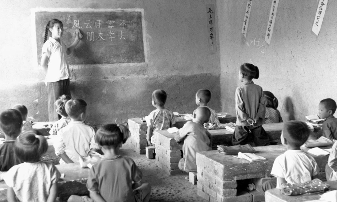 1964年夏，河北省壩縣煎茶鋪公社西煎大隊，一所耕讀小學的學生們在上課。新華社記者梁一丁攝