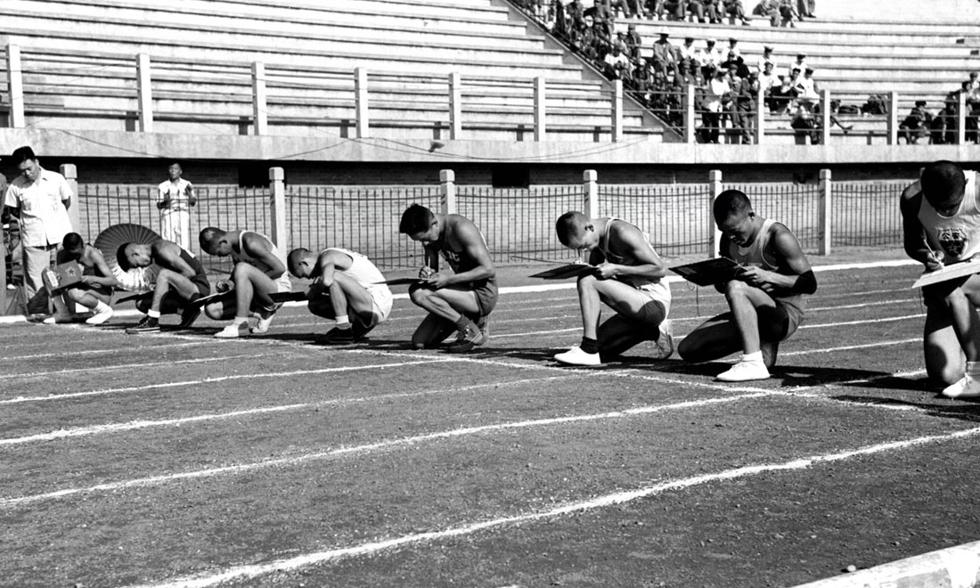 1952年8月2日，慶祝中國人民解放軍建軍25周年全軍運動會在北京舉行，運動員在進行識字賽跑比賽。新華社記者岳國芳攝