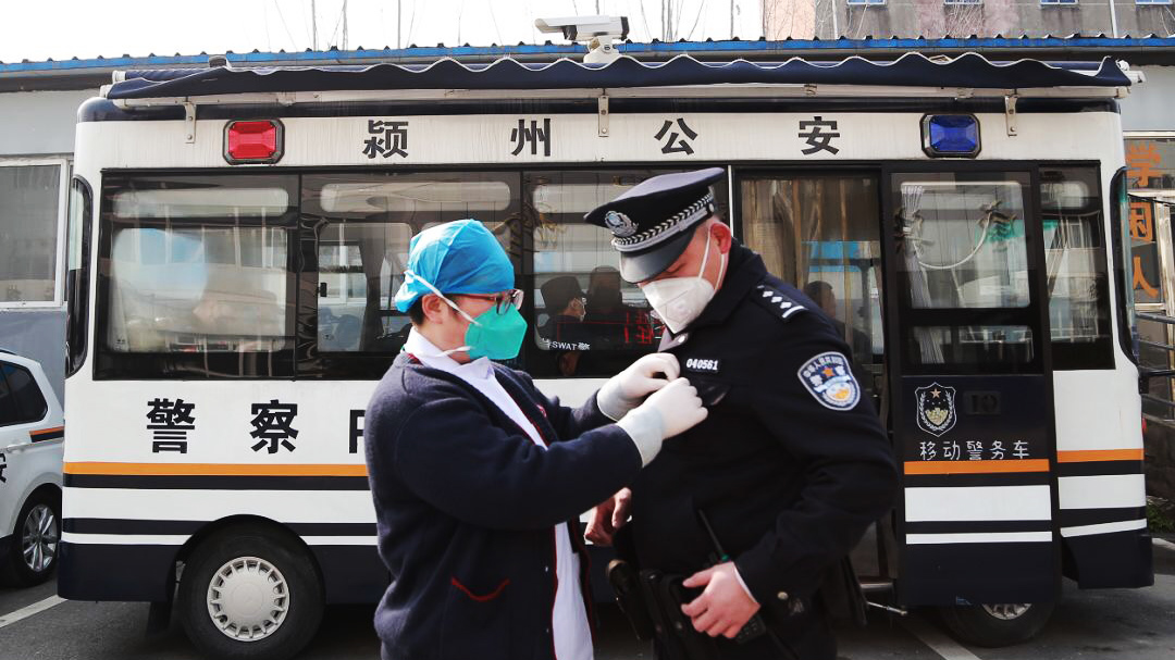 警察魏云龍：咫尺之間，各自奮戰(zhàn)