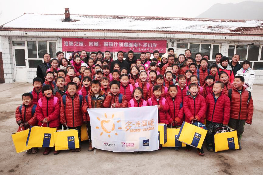 2015年12月1日凌晨五點，“多一克溫暖”公益行動的捐贈團(tuán)隊從北京出發(fā)，驅(qū)車四個小時來到了150公里外的南卜子小學(xué)，這是河北赤城縣14個村落里唯一的山村小學(xué)。青年演員杜淳也加入了這次溫暖行動。
