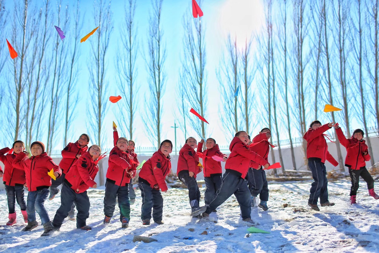 2017年11月15日， “多一克溫暖”公益行動走進(jìn)北疆地區(qū)，實現(xiàn)了從物質(zhì)捐贈到“物質(zhì)+精神”溫暖的升級。 “體操冠軍”楊威、好妹妹樂隊等傾情加盟，不僅為孩子們帶來加厚羽絨服和御寒物資，還準(zhǔn)備了溫暖的課堂。