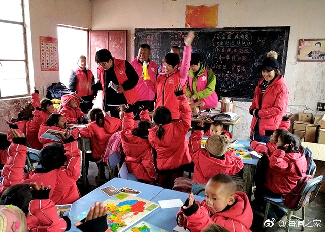 2018年，由海瀾之家攜手網(wǎng)易新聞打造的“多一課溫暖”課程平臺讓一間間溫暖的課堂走向深山與邊陲。帶著貼合孩子教育需求的線上內(nèi)容和教師、各領(lǐng)域KOL及愛心人士組成的愛心團(tuán)隊，海瀾之家用實際行動為孩子的教育加溫，踐行“多一克溫暖”。