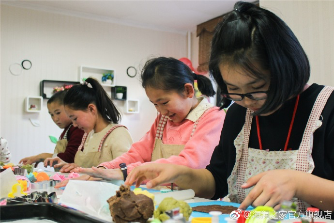 在北京，孩子們上了一節(jié)別開生面的廚藝課——手工DIY餅干。孩子們腦洞大開親自上手，從制作到出爐不僅留下了噴香的餅干，還留下了珍貴的回憶。親手做的餅干孩子們舍不得獨享，成為了回程路上最重要的“伴手禮”