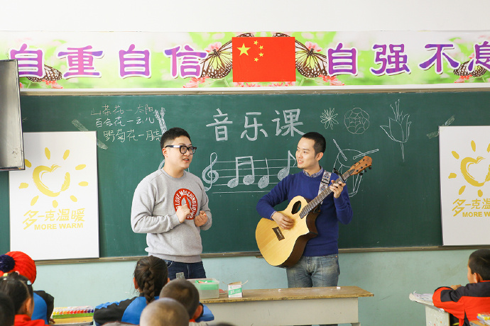 “多一克溫暖”公益活動的老朋友好妹妹樂隊，為孩子們帶來了音樂和繪畫課，用音符溫暖孩子們的心靈，用畫筆繪出更繽紛的世界。不斷匯聚的愛心，讓寒冷的北疆進(jìn)入到更多人的視野當(dāng)中，也讓孩子們臉上的笑容更燦爛。